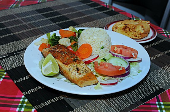 Grilled salmon with rice and vegetables